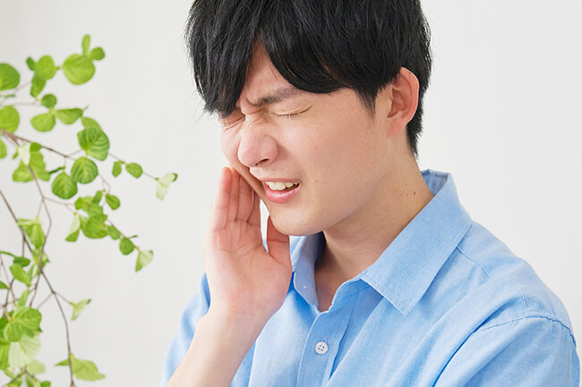 奥歯の奥が痛い…その症状、親知らずが原因かもしれません